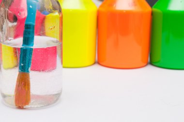 Çocuk Sanat Yasası için boya fırça ile boya tencere parlak renkli