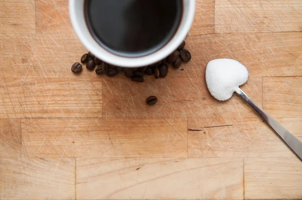 Taza de café con azúcar en una cuchara en forma de corazón — Foto de Stock