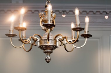 Tavanda asılı süslü vintage avize ışık