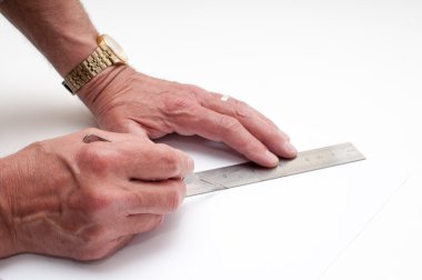 Sanatçı bir neşter ile el kesme mans