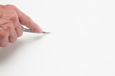 Sanatçı bir neşter ile el kesme mans