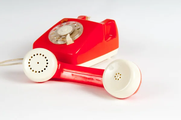 Téléphone rétro orange avec cadran rotatif sur fond blanc — Photo