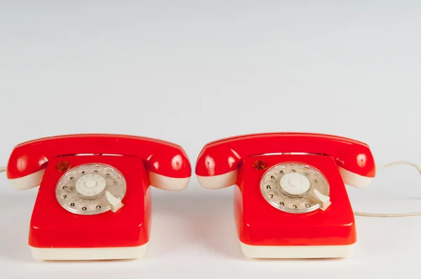 Retro orange telefon med vredet på vit — Stockfoto