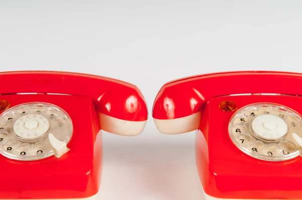 Retro orange telefon med vredet på vit — Stockfoto