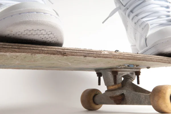 Mans nohy stojící na staré skateboard — Stock fotografie