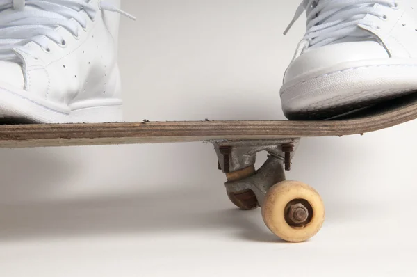 Mans nohy stojící na staré skateboard — Stock fotografie