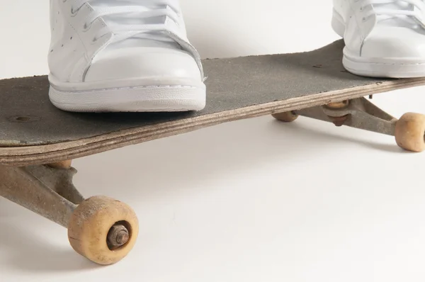 Стоя на старом скейтборде — стоковое фото
