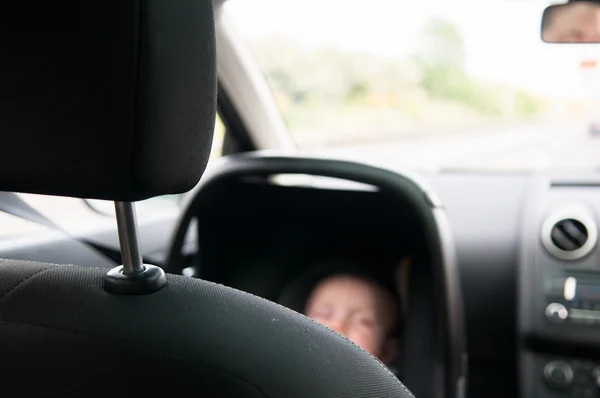 Bebê viajando com segurança em um assento de carro — Fotografia de Stock