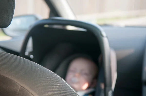 Ребенок безопасно передвигается в автокресле — стоковое фото