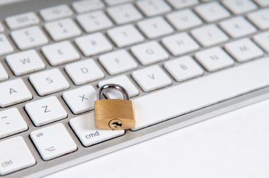 Internet güvenlik kavramı ile bilgisayardan korumak asma kilit 