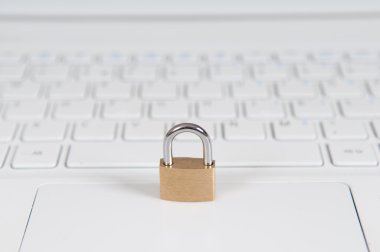 Internet güvenlik kavramı ile bilgisayardan korumak asma kilit 