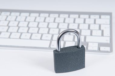 Internet güvenlik kavramı ile bilgisayardan korumak asma kilit 