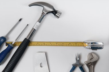 çeşitli araçlar için beyaz bir arka plan üzerinde düzenlenmiş DIY veya ev geliştirme