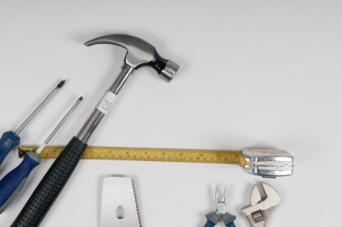 çeşitli araçlar için beyaz bir arka plan üzerinde düzenlenmiş DIY veya ev geliştirme