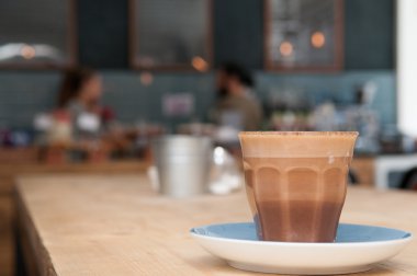 Cafe iç arka plan c tablo taze kahve ile