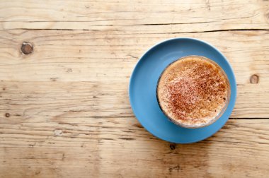 Bir ahşap masa arka planda kafede kahve fincan taze
