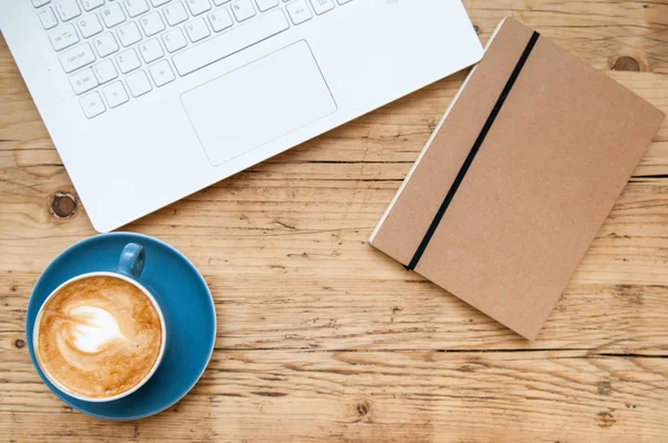新鲜咖啡的咖啡和膝上型计算机上木桌高建群 — 图库照片