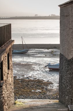 Binalar arasında dar yolu