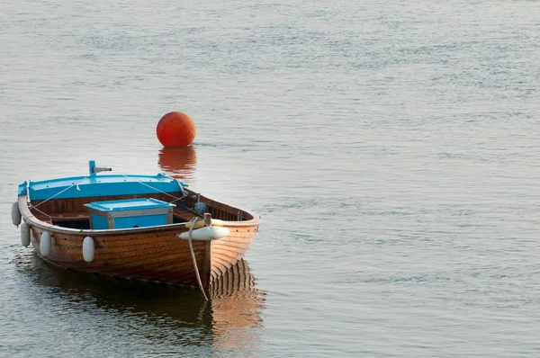 Pequeno Barco Pesca Nascer Sol Ancorado Água Pronto Para Navegar — Fotografia de Stock
