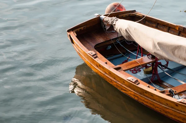 Pequeno barco de pesca ancorado na água pronto para navegar — Fotografia de Stock