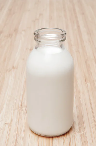 Garrafa de leite de vidro estilo antigo — Fotografia de Stock