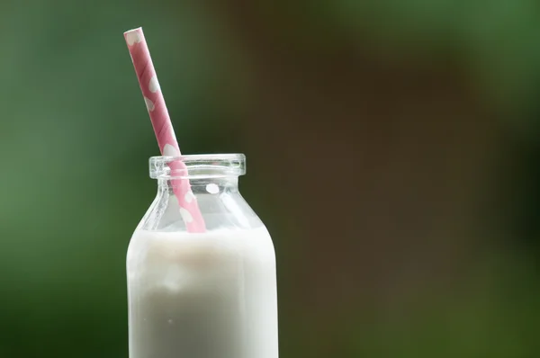 Пляшка молока на кольоровому фоні — стокове фото