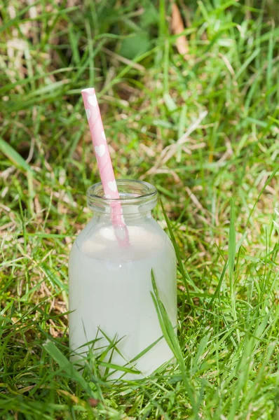 Botella de leche sobre un fondo coloreado — Foto de Stock