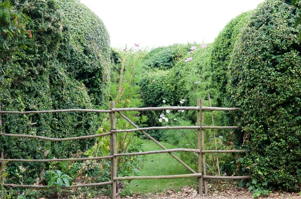 Είσοδο στον κήπο με μια κλειστή ξύλινη πύλη — Φωτογραφία Αρχείου