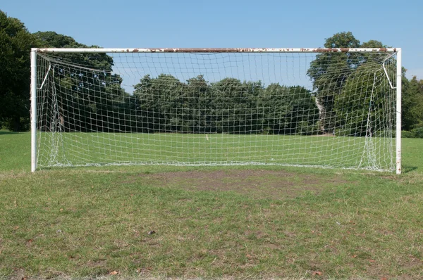 サッカーのピッチのゴールポストとサッカーのピッチ上でネット — ストック写真