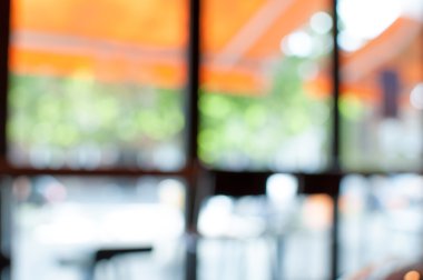 Kafe görünümün arka planında bir kahve dükkanı pencereden