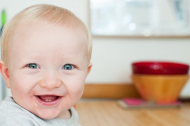 gülümseyen ve hafif bir arka plan üzerine gülen bebek