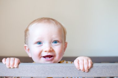 gülümseyen ve hafif bir arka plan üzerine gülen bebek