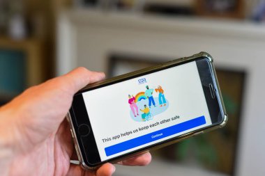 21 Ekim 2020 - St Albans, İngiltere - Bir cep telefonunda NHS Covid-19 uygulaması kullanan bir kişi