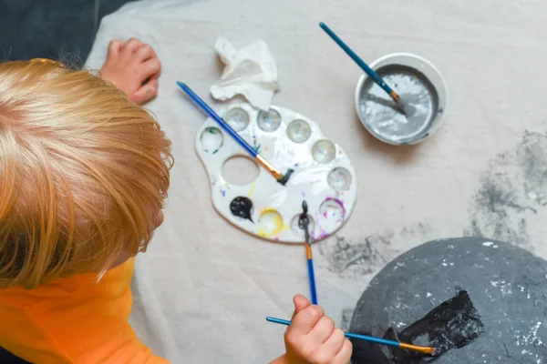 Bambino Che Arte Artigianato Ragazzo Sta Dipingendo Suo Progetto Casa — Foto Stock