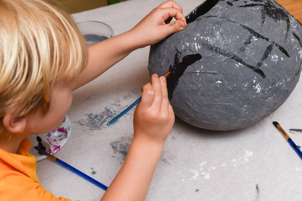 Dziecko Robi Sztukę Rzemiosło Chłopiec Maluje Swój Projekt Domu — Zdjęcie stockowe