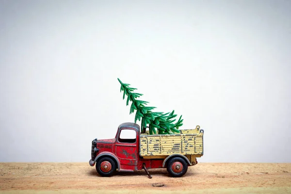 Árvore Natal Sendo Levada Para Casa Por Uma Van Entrega — Fotografia de Stock