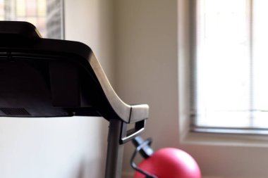 Evde formda kalmak için çalışan makine ve spor aletleri