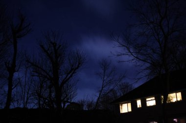 Gökyüzünde bulutların hareket ettiği yıldızların görüntüsü gökyüzünde akroolarla hareket ediyor.