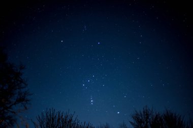 Gökyüzünde bulutların hareket ettiği yıldızların görüntüsü gökyüzünde akroolarla hareket ediyor.