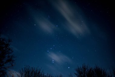 Gökyüzünde bulutların hareket ettiği yıldızların görüntüsü gökyüzünde akroolarla hareket ediyor.