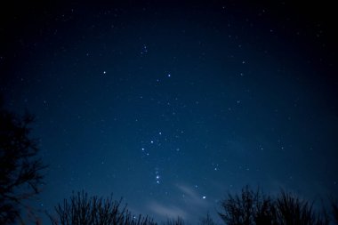 Gökyüzünde bulutların hareket ettiği yıldızların görüntüsü gökyüzünde akroolarla hareket ediyor.