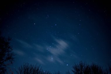 Gökyüzünde bulutların hareket ettiği yıldızların görüntüsü gökyüzünde akroolarla hareket ediyor.