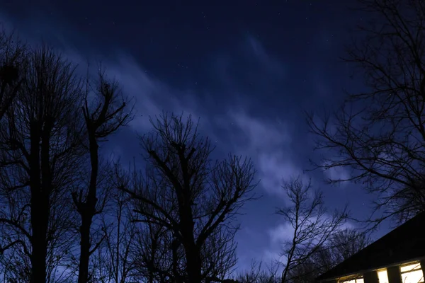 Вид Зірки Чистому Нічному Небі Рухом Хмарах Рухаються Акро Небо — стокове фото