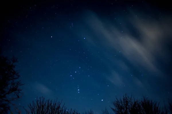 Blick Auf Sterne Einem Klaren Nachthimmel Mit Bewegung Wolken Die — Stockfoto