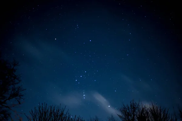 Blick Auf Sterne Einem Klaren Nachthimmel Mit Bewegung Wolken Die — Stockfoto