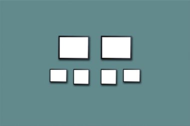 Çerçeveler boş, modern bir evde duvarda.