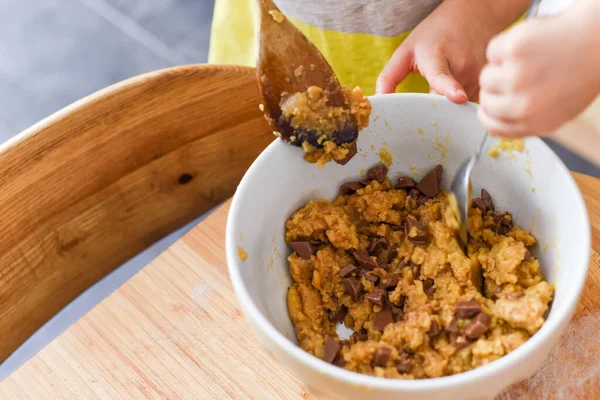 Діти Роблять Їжу Вдома Кухонному Столі Вони Змішують Тісто Печива — стокове фото