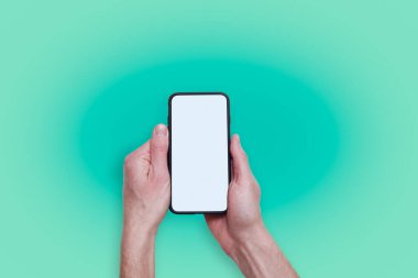 Metin eklemek için boş beyaz ekranlı cep telefonu tutan erkek eller