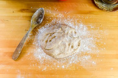 Evde ekmek yapmak için hamur ve un malzemesi.