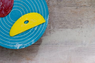 Seramik aletleriyle çömlekçilik atölyesinde kilden sanat aletleri yapmak için.